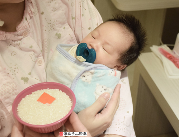 余寶寶(新北永和區到府嬰兒寶寶滿月剃頭理髮、免費到府嬰兒剃胎毛儀式吉祥話)。到府剃頭剃胎毛主持、專業拍照、DVD光碟、證書。★購買「臍帶章、肚臍章、胎毛筆刷印章」贈送：剃頭、收涎、抓周，三選一。2015.12.01 照片6