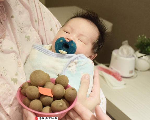余寶寶(新北永和區到府嬰兒寶寶滿月剃頭理髮、免費到府嬰兒剃胎毛儀式吉祥話)。到府剃頭剃胎毛主持、專業拍照、DVD光碟、證書。★購買「臍帶章、肚臍章、胎毛筆刷印章」贈送：剃頭、收涎、抓周，三選一。2015.12.01 照片7