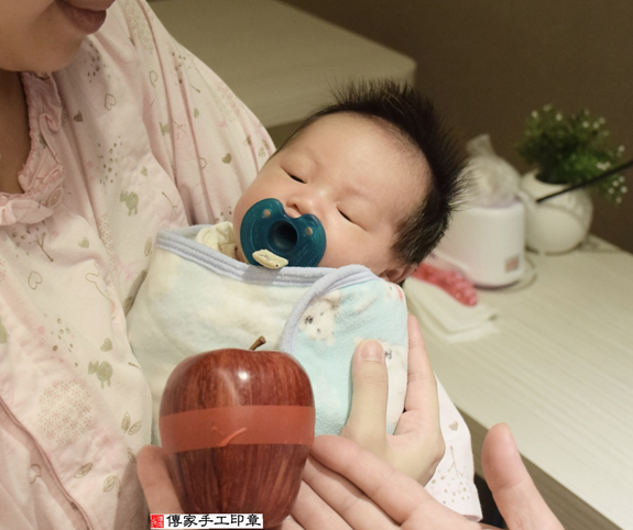 余寶寶(新北永和區到府嬰兒寶寶滿月剃頭理髮、免費到府嬰兒剃胎毛儀式吉祥話)。到府剃頭剃胎毛主持、專業拍照、DVD光碟、證書。★購買「臍帶章、肚臍章、胎毛筆刷印章」贈送：剃頭、收涎、抓周，三選一。2015.12.01 照片9