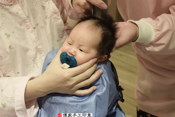 余寶寶(新北永和區到府嬰兒寶寶滿月剃頭理髮、免費到府嬰兒剃胎毛儀式吉祥話)。到府剃頭剃胎毛主持、專業拍照、DVD光碟、證書。★購買「臍帶章、肚臍章、胎毛筆刷印章」贈送：剃頭、收涎、抓周，三選一。2015.12.01 照片16