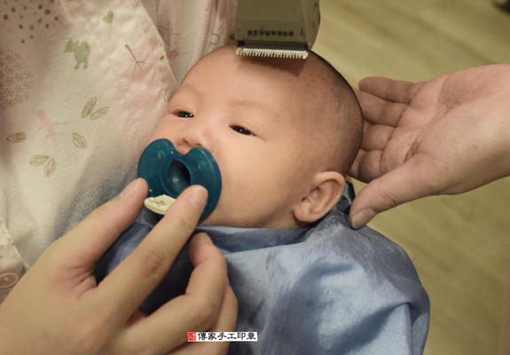 余寶寶(新北永和區到府嬰兒寶寶滿月剃頭理髮、免費到府嬰兒剃胎毛儀式吉祥話)。到府剃頭剃胎毛主持、專業拍照、DVD光碟、證書。★購買「臍帶章、肚臍章、胎毛筆刷印章」贈送：剃頭、收涎、抓周，三選一。2015.12.01 照片18