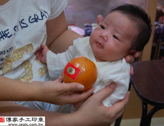 張寶寶(新北市永和區嬰兒寶寶滿月剃頭理髮、免費嬰兒剃胎毛儀式吉祥話)。中國風會場，爸媽寶貝免費穿「日中韓」古裝禮服。專業拍照、DVD光碟、證書。★購買「臍帶章、肚臍章、胎毛筆刷印章」贈送：剃頭、收涎、抓周，三選一。 2014.07.11 照片11