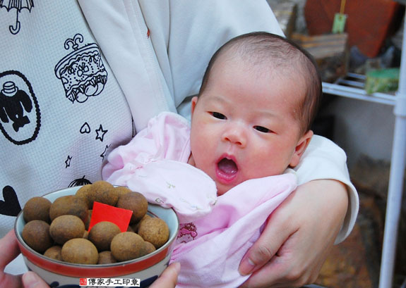 張寶寶(新北永和區嬰兒寶寶滿月剃頭理髮、免費嬰兒剃胎毛儀式吉祥話)。中國風會場，爸媽寶貝免費穿「日中韓」古裝禮服。專業拍照、DVD光碟、證書。★購買「臍帶章、肚臍章、胎毛筆刷印章」贈送：剃頭、收涎、抓周，三選一。 2015.07.20 照片7