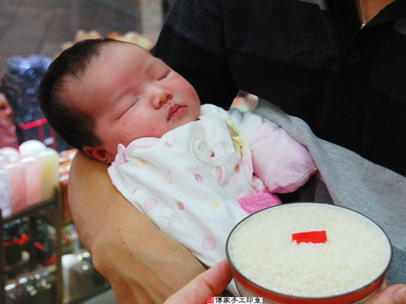 陳寶寶(新北永和區嬰兒寶寶滿月剃頭理髮、免費嬰兒剃胎毛儀式吉祥話)。中國風會場，爸媽寶貝免費穿「日中韓」古裝禮服。專業拍照、DVD光碟、證書。★購買「臍帶章、肚臍章、胎毛筆刷印章」贈送：剃頭、收涎、抓周，三選一。 2015.07.20 照片6