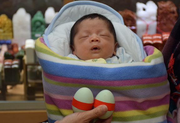 剃胎毛、滿月剃頭、嬰兒剃頭、嬰兒理髮、嬰兒剃髮、嬰兒剃胎毛、嬰兒滿月剃頭、寶寶剃頭、剃胎毛儀式、剃胎毛吉祥話、滿月剃頭儀式、滿月剃頭吉祥話、寶寶剃胎毛、寶寶滿月剃頭理髮、新北永和區剃胎毛、新北永和區滿月剃頭、新北永和區嬰兒剃頭剃胎毛、新北永和區嬰兒理髮、新北永和區嬰兒剃髮、周寶寶(新北永和區嬰兒寶寶滿月剃頭理髮、免費嬰兒剃胎毛儀式吉祥話)。中國風會場，爸媽寶貝免費穿「日中韓」古裝禮服。專業拍照、DVD光碟、證書。★購買「臍帶章、肚臍章、胎毛筆刷印章」贈送：剃頭、收涎、抓周，三選一。2016.03.15 照片4