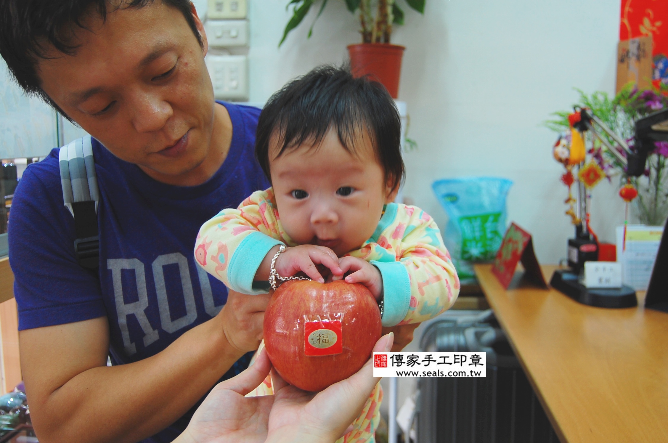 王寶寶(新北永和區嬰兒寶寶滿月剃頭理髮、免費嬰兒剃胎毛儀式吉祥話)。中國風會場，爸媽寶貝免費穿「日中韓」古裝禮服。專業拍照、DVD光碟、證書。★購買「臍帶章、肚臍章、胎毛筆刷印章」贈送：剃頭、收涎、抓周，三選一。 2014.11.06 照片9