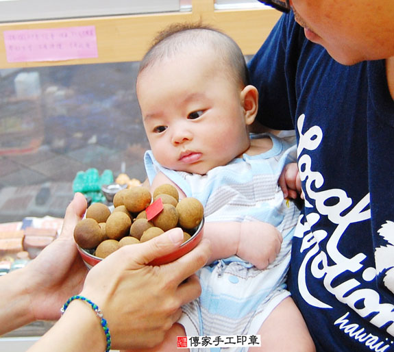 簡寶寶(新北永和區嬰兒寶寶滿月剃頭理髮、免費嬰兒剃胎毛儀式吉祥話)。中國風會場，爸媽寶貝免費穿「日中韓」古裝禮服。專業拍照、DVD光碟、證書。★購買「臍帶章、肚臍章、胎毛筆刷印章」贈送：剃頭、收涎、抓周，三選一。 2015.06.06 照片7