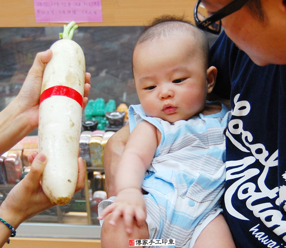 簡寶寶(新北永和區嬰兒寶寶滿月剃頭理髮、免費嬰兒剃胎毛儀式吉祥話)。中國風會場，爸媽寶貝免費穿「日中韓」古裝禮服。專業拍照、DVD光碟、證書。★購買「臍帶章、肚臍章、胎毛筆刷印章」贈送：剃頭、收涎、抓周，三選一。 2015.06.06 照片12