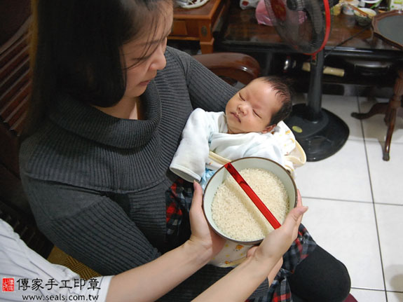 薛寶寶(新北市中和區到府嬰兒寶寶滿月剃頭理髮、免費到府嬰兒剃胎毛儀式吉祥話)。到府剃頭剃胎毛主持、專業拍照、DVD光碟、證書。★購買「臍帶章、肚臍章、胎毛筆刷印章」贈送：剃頭、收涎、抓周，三選一。 2014.04.26 照片10