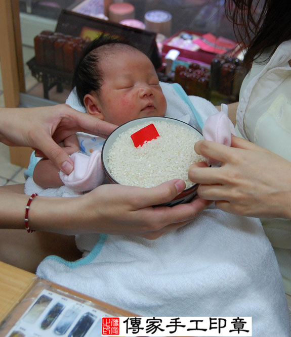 江寶寶(新北永和區嬰兒寶寶滿月剃頭理髮、免費嬰兒剃胎毛儀式吉祥話)。中國風會場，爸媽寶貝免費穿「日中韓」古裝禮服。專業拍照、DVD光碟、證書。★購買「臍帶章、肚臍章、胎毛筆刷印章」贈送：剃頭、收涎、抓周，三選一。2014.07.24 照片7