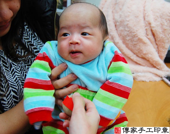 葛寶寶(新北永和區嬰兒寶寶滿月剃頭理髮、免費嬰兒剃胎毛儀式吉祥話)。中國風會場，爸媽寶貝免費穿「日中韓」古裝禮服。專業拍照、DVD光碟、證書。★購買「臍帶章、肚臍章、胎毛筆刷印章」贈送：剃頭、收涎、抓周，三選一。 2015.01.14 照片4