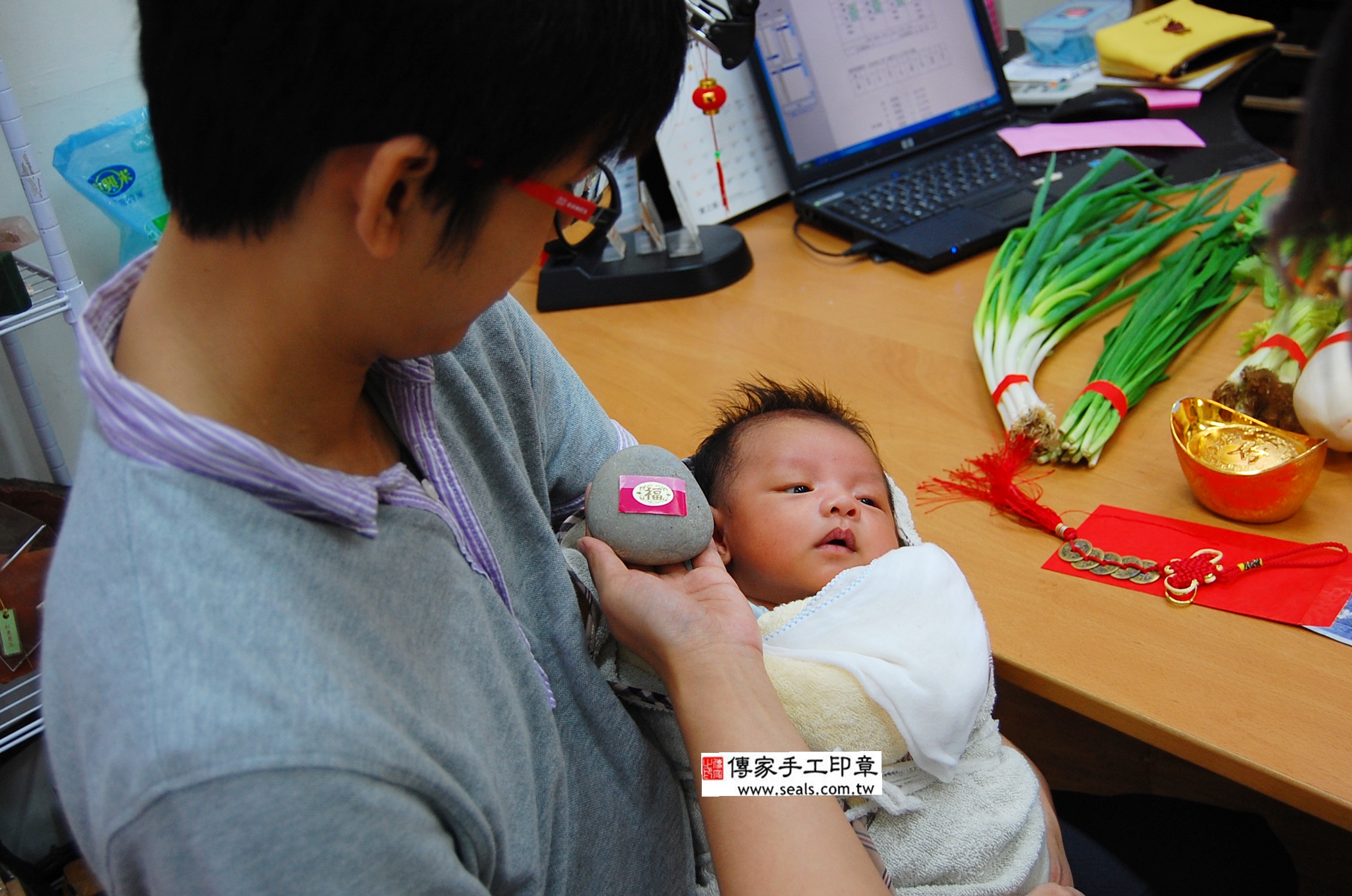 張寶寶(新北永和區嬰兒寶寶滿月剃頭理髮、免費嬰兒剃胎毛儀式吉祥話)。中國風會場，爸媽寶貝免費穿「日中韓」古裝禮服。專業拍照、DVD光碟、證書。★購買「臍帶章、肚臍章、胎毛筆刷印章」贈送：剃頭、收涎、抓周，三選一。 2014.11.04 照片5