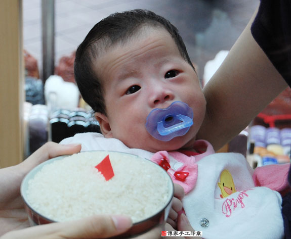 王寶寶(新北永和區嬰兒寶寶滿月剃頭理髮、免費嬰兒剃胎毛儀式吉祥話)。中國風會場，爸媽寶貝免費穿「日中韓」古裝禮服。專業拍照、DVD光碟、證書。★購買「臍帶章、肚臍章、胎毛筆刷印章」贈送：剃頭、收涎、抓周，三選一。 2015.08.07 照片7