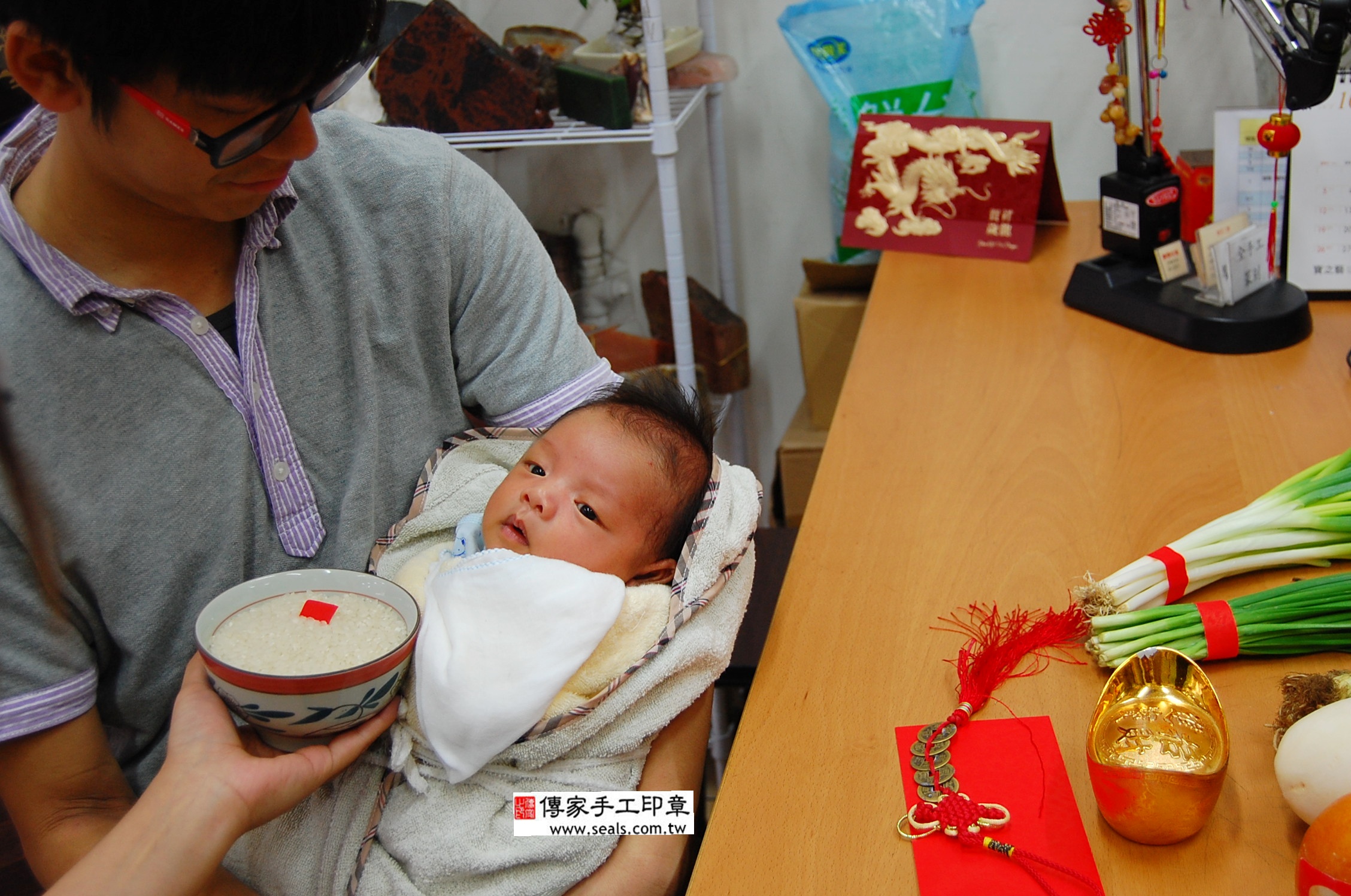 張寶寶(新北永和區嬰兒寶寶滿月剃頭理髮、免費嬰兒剃胎毛儀式吉祥話)。中國風會場，爸媽寶貝免費穿「日中韓」古裝禮服。專業拍照、DVD光碟、證書。★購買「臍帶章、肚臍章、胎毛筆刷印章」贈送：剃頭、收涎、抓周，三選一。 2014.11.04 照片6