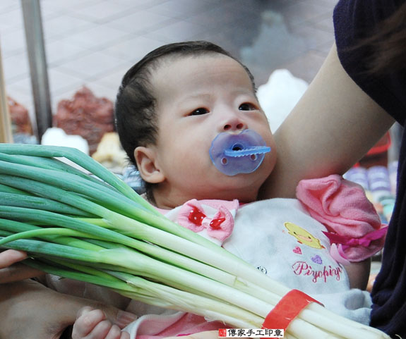 王寶寶(新北永和區嬰兒寶寶滿月剃頭理髮、免費嬰兒剃胎毛儀式吉祥話)。中國風會場，爸媽寶貝免費穿「日中韓」古裝禮服。專業拍照、DVD光碟、證書。★購買「臍帶章、肚臍章、胎毛筆刷印章」贈送：剃頭、收涎、抓周，三選一。 2015.08.07 照片12