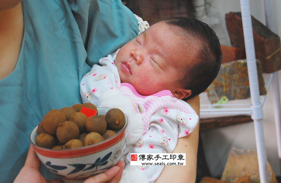 陸寶寶(新北永和區嬰兒寶寶滿月剃頭理髮、免費嬰兒剃胎毛儀式吉祥話)。中國風會場，爸媽寶貝免費穿「日中韓」古裝禮服。專業拍照、DVD光碟、證書。★購買「臍帶章、肚臍章、胎毛筆刷印章」贈送：剃頭、收涎、抓周，三選一。 2014.11.07 照片6