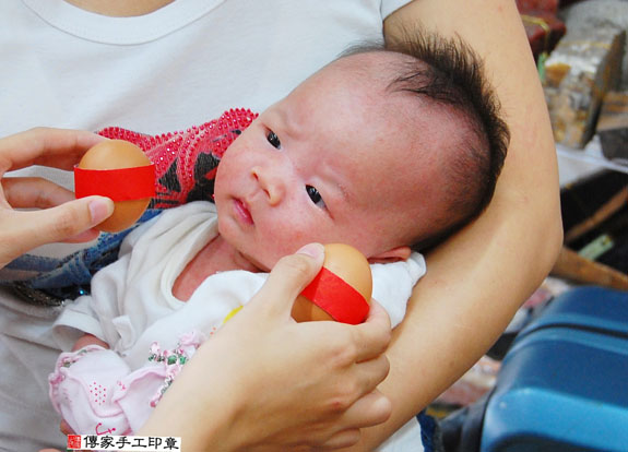 楊寶寶(新北永和區嬰兒寶寶滿月剃頭理髮、免費嬰兒剃胎毛儀式吉祥話)。中國風會場，爸媽寶貝免費穿「日中韓」古裝禮服。專業拍照、DVD光碟、證書。★購買「臍帶章、肚臍章、胎毛筆刷印章」贈送：剃頭、收涎、抓周，三選一。 2015.08.07 照片3