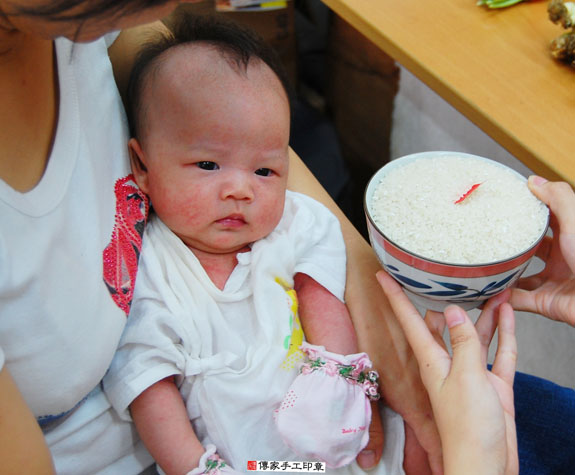 楊寶寶(新北永和區嬰兒寶寶滿月剃頭理髮、免費嬰兒剃胎毛儀式吉祥話)。中國風會場，爸媽寶貝免費穿「日中韓」古裝禮服。專業拍照、DVD光碟、證書。★購買「臍帶章、肚臍章、胎毛筆刷印章」贈送：剃頭、收涎、抓周，三選一。 2015.08.07 照片8