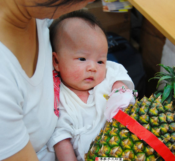 楊寶寶(新北永和區嬰兒寶寶滿月剃頭理髮、免費嬰兒剃胎毛儀式吉祥話)。中國風會場，爸媽寶貝免費穿「日中韓」古裝禮服。專業拍照、DVD光碟、證書。★購買「臍帶章、肚臍章、胎毛筆刷印章」贈送：剃頭、收涎、抓周，三選一。 2015.08.07 照片14