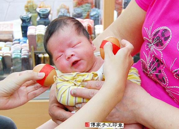 林寶寶(新北永和區嬰兒寶寶滿月剃頭理髮、免費嬰兒剃胎毛儀式吉祥話)。中國風會場，爸媽寶貝免費穿「日中韓」古裝禮服。專業拍照、DVD光碟、證書。★購買「臍帶章、肚臍章、胎毛筆刷印章」贈送：剃頭、收涎、抓周，三選一。 2015.08.07 照片3