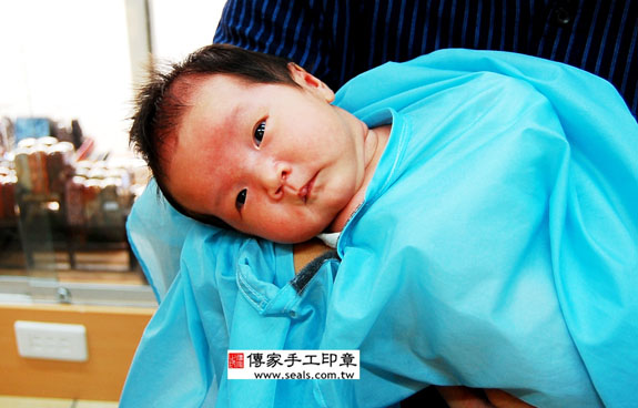 邱寶寶(新北永和區嬰兒寶寶滿月剃頭理髮、免費嬰兒剃胎毛儀式吉祥話)。中國風會場，爸媽寶貝免費穿「日中韓」古裝禮服。專業拍照、DVD光碟、證書。★購買「臍帶章、肚臍章、胎毛筆刷印章」贈送：剃頭、收涎、抓周，三選一。 2014.11.03 照片16