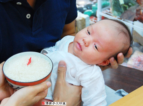 呂寶寶(新北永和區嬰兒寶寶滿月剃頭理髮、免費嬰兒剃胎毛儀式吉祥話)。中國風會場，爸媽寶貝免費穿「日中韓」古裝禮服。專業拍照、DVD光碟、證書。★購買「臍帶章、肚臍章、胎毛筆刷印章」贈送：剃頭、收涎、抓周，三選一。 2015.08.09 照片6