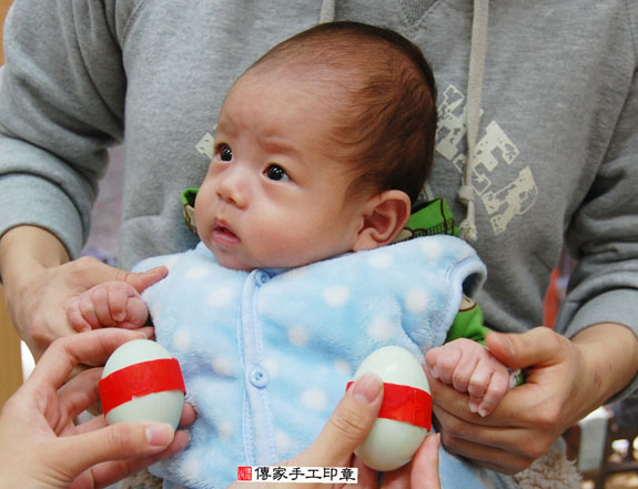 張寶寶(新北永和區嬰兒寶寶滿月剃頭理髮、免費嬰兒剃胎毛儀式吉祥話)。中國風會場，爸媽寶貝免費穿「日中韓」古裝禮服。專業拍照、DVD光碟、證書。★購買「臍帶章、肚臍章、胎毛筆刷印章」贈送：剃頭、收涎、抓周，三選一。 2015.03.27 照片4