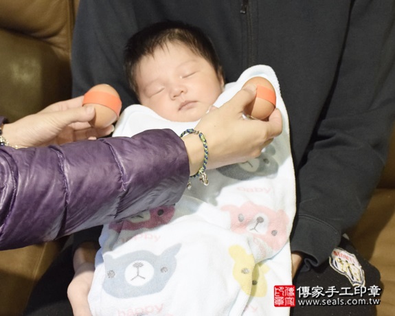 剃胎毛、滿月剃頭、嬰兒剃頭、嬰兒理髮、嬰兒剃髮、嬰兒剃胎毛、嬰兒滿月剃頭、寶寶剃頭、剃胎毛儀式、剃胎毛吉祥話、滿月剃頭儀式、滿月剃頭吉祥話、寶寶剃胎毛、寶寶滿月剃頭理髮、 新北淡水區剃胎毛、新北淡水區滿月剃頭、 新北淡水區嬰兒剃頭剃胎毛、新北淡水區嬰兒理髮、新北淡水區嬰兒剃髮、呂寶寶(新北淡水區到府嬰兒寶寶滿月剃頭理髮、免費到府嬰兒剃胎毛儀式吉祥話)。到府剃頭剃胎毛主持、專業拍照、DVD光碟、證書。★購買「臍帶章、肚臍章、胎毛筆刷印章」贈送：剃頭、收涎、抓周，三選一。2016.01.21 照片2