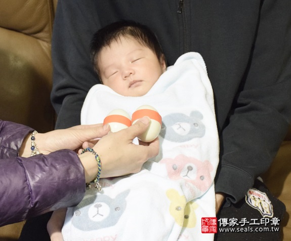 剃胎毛、滿月剃頭、嬰兒剃頭、嬰兒理髮、嬰兒剃髮、嬰兒剃胎毛、嬰兒滿月剃頭、寶寶剃頭、剃胎毛儀式、剃胎毛吉祥話、滿月剃頭儀式、滿月剃頭吉祥話、寶寶剃胎毛、寶寶滿月剃頭理髮、 新北淡水區剃胎毛、新北淡水區滿月剃頭、 新北淡水區嬰兒剃頭剃胎毛、新北淡水區嬰兒理髮、新北淡水區嬰兒剃髮、呂寶寶(新北淡水區到府嬰兒寶寶滿月剃頭理髮、免費到府嬰兒剃胎毛儀式吉祥話)。到府剃頭剃胎毛主持、專業拍照、DVD光碟、證書。★購買「臍帶章、肚臍章、胎毛筆刷印章」贈送：剃頭、收涎、抓周，三選一。2016.01.21 照片3