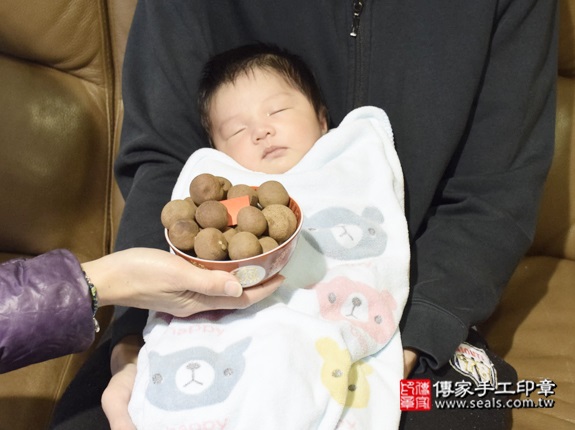 剃胎毛、滿月剃頭、嬰兒剃頭、嬰兒理髮、嬰兒剃髮、嬰兒剃胎毛、嬰兒滿月剃頭、寶寶剃頭、剃胎毛儀式、剃胎毛吉祥話、滿月剃頭儀式、滿月剃頭吉祥話、寶寶剃胎毛、寶寶滿月剃頭理髮、 新北淡水區剃胎毛、新北淡水區滿月剃頭、 新北淡水區嬰兒剃頭剃胎毛、新北淡水區嬰兒理髮、新北淡水區嬰兒剃髮、呂寶寶(新北淡水區到府嬰兒寶寶滿月剃頭理髮、免費到府嬰兒剃胎毛儀式吉祥話)。到府剃頭剃胎毛主持、專業拍照、DVD光碟、證書。★購買「臍帶章、肚臍章、胎毛筆刷印章」贈送：剃頭、收涎、抓周，三選一。2016.01.21 照片6