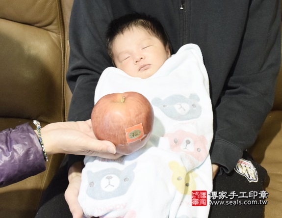 剃胎毛、滿月剃頭、嬰兒剃頭、嬰兒理髮、嬰兒剃髮、嬰兒剃胎毛、嬰兒滿月剃頭、寶寶剃頭、剃胎毛儀式、剃胎毛吉祥話、滿月剃頭儀式、滿月剃頭吉祥話、寶寶剃胎毛、寶寶滿月剃頭理髮、 新北淡水區剃胎毛、新北淡水區滿月剃頭、 新北淡水區嬰兒剃頭剃胎毛、新北淡水區嬰兒理髮、新北淡水區嬰兒剃髮、呂寶寶(新北淡水區到府嬰兒寶寶滿月剃頭理髮、免費到府嬰兒剃胎毛儀式吉祥話)。到府剃頭剃胎毛主持、專業拍照、DVD光碟、證書。★購買「臍帶章、肚臍章、胎毛筆刷印章」贈送：剃頭、收涎、抓周，三選一。2016.01.21 照片7