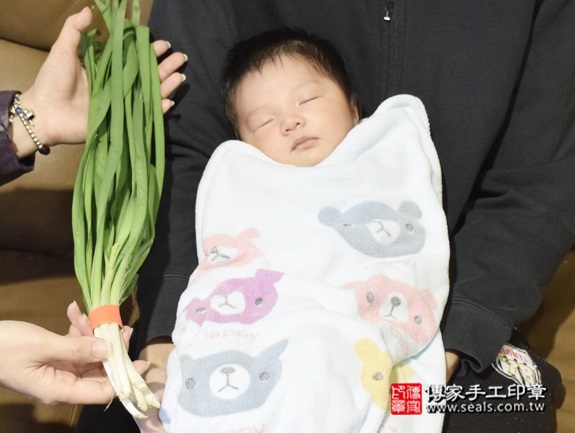 剃胎毛、滿月剃頭、嬰兒剃頭、嬰兒理髮、嬰兒剃髮、嬰兒剃胎毛、嬰兒滿月剃頭、寶寶剃頭、剃胎毛儀式、剃胎毛吉祥話、滿月剃頭儀式、滿月剃頭吉祥話、寶寶剃胎毛、寶寶滿月剃頭理髮、 新北淡水區剃胎毛、新北淡水區滿月剃頭、 新北淡水區嬰兒剃頭剃胎毛、新北淡水區嬰兒理髮、新北淡水區嬰兒剃髮、呂寶寶(新北淡水區到府嬰兒寶寶滿月剃頭理髮、免費到府嬰兒剃胎毛儀式吉祥話)。到府剃頭剃胎毛主持、專業拍照、DVD光碟、證書。★購買「臍帶章、肚臍章、胎毛筆刷印章」贈送：剃頭、收涎、抓周，三選一。2016.01.21 照片9