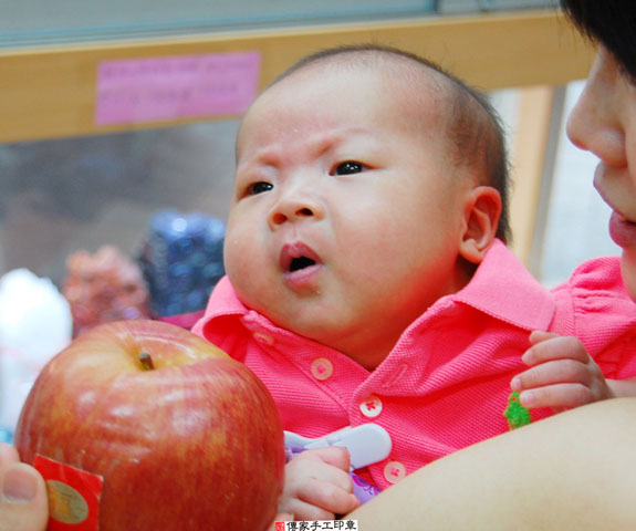 楊寶寶(新北永和區嬰兒寶寶滿月剃頭理髮、免費嬰兒剃胎毛儀式吉祥話)。中國風會場，爸媽寶貝免費穿「日中韓」古裝禮服。專業拍照、DVD光碟、證書。★購買「臍帶章、肚臍章、胎毛筆刷印章」贈送：剃頭、收涎、抓周，三選一。 2015.06.15 照片6