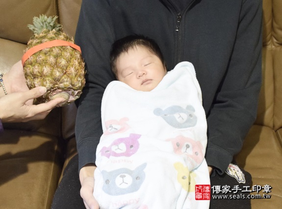 剃胎毛、滿月剃頭、嬰兒剃頭、嬰兒理髮、嬰兒剃髮、嬰兒剃胎毛、嬰兒滿月剃頭、寶寶剃頭、剃胎毛儀式、剃胎毛吉祥話、滿月剃頭儀式、滿月剃頭吉祥話、寶寶剃胎毛、寶寶滿月剃頭理髮、 新北淡水區剃胎毛、新北淡水區滿月剃頭、 新北淡水區嬰兒剃頭剃胎毛、新北淡水區嬰兒理髮、新北淡水區嬰兒剃髮、呂寶寶(新北淡水區到府嬰兒寶寶滿月剃頭理髮、免費到府嬰兒剃胎毛儀式吉祥話)。到府剃頭剃胎毛主持、專業拍照、DVD光碟、證書。★購買「臍帶章、肚臍章、胎毛筆刷印章」贈送：剃頭、收涎、抓周，三選一。2016.01.21 照片13
