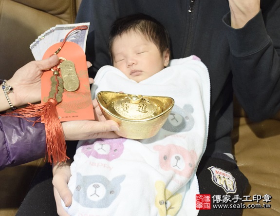 剃胎毛、滿月剃頭、嬰兒剃頭、嬰兒理髮、嬰兒剃髮、嬰兒剃胎毛、嬰兒滿月剃頭、寶寶剃頭、剃胎毛儀式、剃胎毛吉祥話、滿月剃頭儀式、滿月剃頭吉祥話、寶寶剃胎毛、寶寶滿月剃頭理髮、 新北淡水區剃胎毛、新北淡水區滿月剃頭、 新北淡水區嬰兒剃頭剃胎毛、新北淡水區嬰兒理髮、新北淡水區嬰兒剃髮、呂寶寶(新北淡水區到府嬰兒寶寶滿月剃頭理髮、免費到府嬰兒剃胎毛儀式吉祥話)。到府剃頭剃胎毛主持、專業拍照、DVD光碟、證書。★購買「臍帶章、肚臍章、胎毛筆刷印章」贈送：剃頭、收涎、抓周，三選一。2016.01.21 照片14