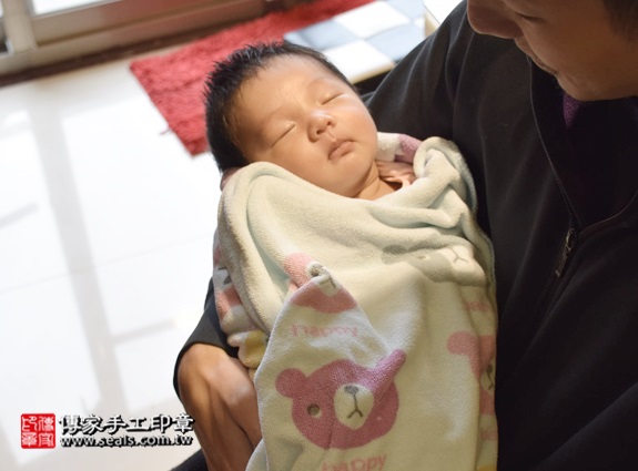 剃胎毛、滿月剃頭、嬰兒剃頭、嬰兒理髮、嬰兒剃髮、嬰兒剃胎毛、嬰兒滿月剃頭、寶寶剃頭、剃胎毛儀式、剃胎毛吉祥話、滿月剃頭儀式、滿月剃頭吉祥話、寶寶剃胎毛、寶寶滿月剃頭理髮、 新北淡水區剃胎毛、新北淡水區滿月剃頭、 新北淡水區嬰兒剃頭剃胎毛、新北淡水區嬰兒理髮、新北淡水區嬰兒剃髮、呂寶寶(新北淡水區到府嬰兒寶寶滿月剃頭理髮、免費到府嬰兒剃胎毛儀式吉祥話)。到府剃頭剃胎毛主持、專業拍照、DVD光碟、證書。★購買「臍帶章、肚臍章、胎毛筆刷印章」贈送：剃頭、收涎、抓周，三選一。2016.01.21 照片15