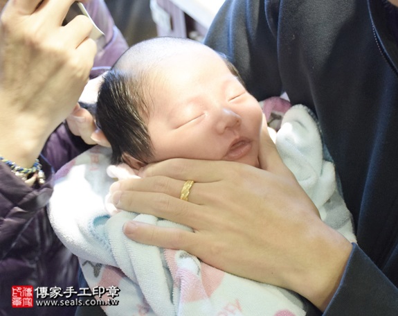 剃胎毛、滿月剃頭、嬰兒剃頭、嬰兒理髮、嬰兒剃髮、嬰兒剃胎毛、嬰兒滿月剃頭、寶寶剃頭、剃胎毛儀式、剃胎毛吉祥話、滿月剃頭儀式、滿月剃頭吉祥話、寶寶剃胎毛、寶寶滿月剃頭理髮、 新北淡水區剃胎毛、新北淡水區滿月剃頭、 新北淡水區嬰兒剃頭剃胎毛、新北淡水區嬰兒理髮、新北淡水區嬰兒剃髮、呂寶寶(新北淡水區到府嬰兒寶寶滿月剃頭理髮、免費到府嬰兒剃胎毛儀式吉祥話)。到府剃頭剃胎毛主持、專業拍照、DVD光碟、證書。★購買「臍帶章、肚臍章、胎毛筆刷印章」贈送：剃頭、收涎、抓周，三選一。2016.01.21 照片16