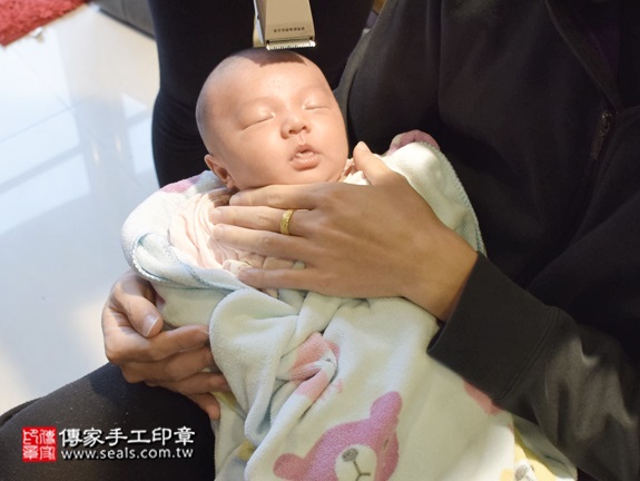 剃胎毛、滿月剃頭、嬰兒剃頭、嬰兒理髮、嬰兒剃髮、嬰兒剃胎毛、嬰兒滿月剃頭、寶寶剃頭、剃胎毛儀式、剃胎毛吉祥話、滿月剃頭儀式、滿月剃頭吉祥話、寶寶剃胎毛、寶寶滿月剃頭理髮、 新北淡水區剃胎毛、新北淡水區滿月剃頭、 新北淡水區嬰兒剃頭剃胎毛、新北淡水區嬰兒理髮、新北淡水區嬰兒剃髮、呂寶寶(新北淡水區到府嬰兒寶寶滿月剃頭理髮、免費到府嬰兒剃胎毛儀式吉祥話)。到府剃頭剃胎毛主持、專業拍照、DVD光碟、證書。★購買「臍帶章、肚臍章、胎毛筆刷印章」贈送：剃頭、收涎、抓周，三選一。2016.01.21 照片17