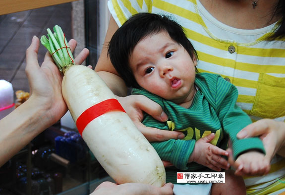 謝寶寶(新北永和區嬰兒寶寶滿月剃頭理髮、免費嬰兒剃胎毛儀式吉祥話)。中國風會場，爸媽寶貝免費穿「日中韓」古裝禮服。專業拍照、DVD光碟、證書。★購買「臍帶章、肚臍章、胎毛筆刷印章」贈送：剃頭、收涎、抓周，三選一。 2014.11.09 照片11