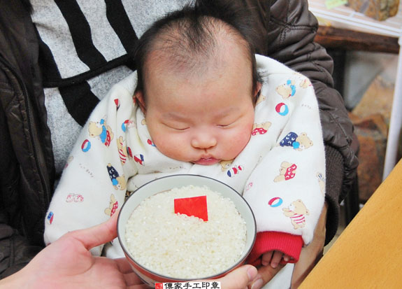 王寶寶(新北永和區嬰兒寶寶滿月剃頭理髮、免費嬰兒剃胎毛儀式吉祥話)。中國風會場，爸媽寶貝免費穿「日中韓」古裝禮服。專業拍照、DVD光碟、證書。★購買「臍帶章、肚臍章、胎毛筆刷印章」贈送：剃頭、收涎、抓周，三選一。 2015.01.22 照片5