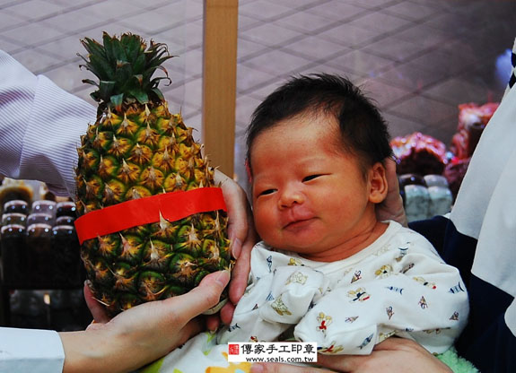 包寶寶(新北永和區嬰兒寶寶滿月剃頭理髮、免費嬰兒剃胎毛儀式吉祥話)。中國風會場，爸媽寶貝免費穿「日中韓」古裝禮服。專業拍照、DVD光碟、證書。★購買「臍帶章、肚臍章、胎毛筆刷印章」贈送：剃頭、收涎、抓周，三選一。 2014.11.08 照片14