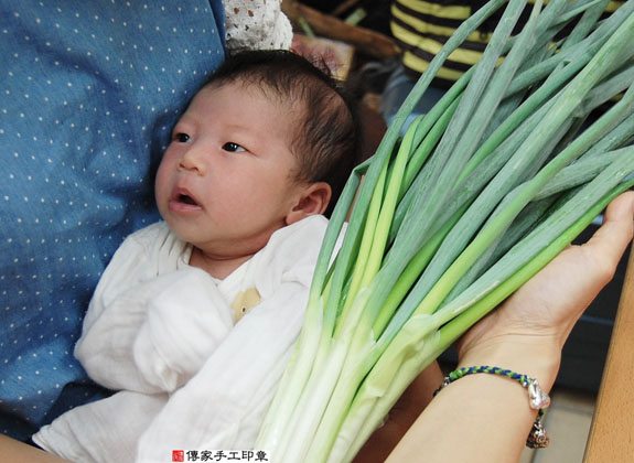 蔡寶寶(新北永和區嬰兒寶寶滿月剃頭理髮、免費嬰兒剃胎毛儀式吉祥話)。中國風會場，爸媽寶貝免費穿「日中韓」古裝禮服。專業拍照、DVD光碟、證書。★購買「臍帶章、肚臍章、胎毛筆刷印章」贈送：剃頭、收涎、抓周，三選一。 2015.08.12 照片11