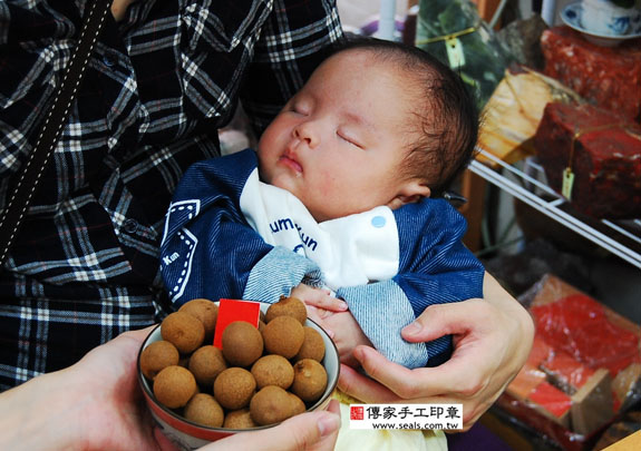 林寶寶(新北永和區嬰兒寶寶滿月剃頭理髮、免費嬰兒剃胎毛儀式吉祥話)。中國風會場，爸媽寶貝免費穿「日中韓」古裝禮服。專業拍照、DVD光碟、證書。★購買「臍帶章、肚臍章、胎毛筆刷印章」贈送：剃頭、收涎、抓周，三選一。 2014.11.08 照片7
