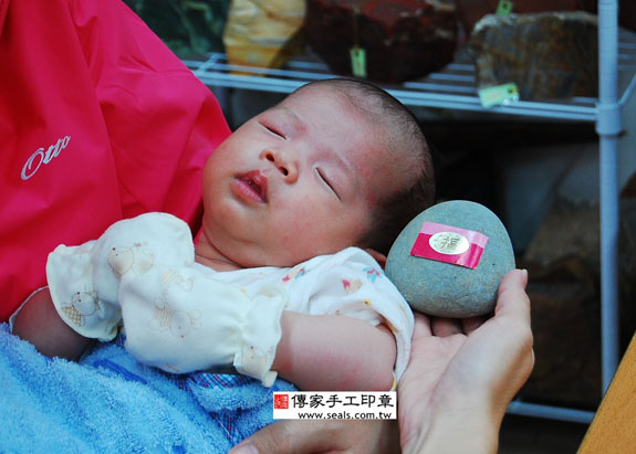 邱寶寶(新北永和區嬰兒寶寶滿月剃頭理髮、免費嬰兒剃胎毛儀式吉祥話)。中國風會場，爸媽寶貝免費穿「日中韓」古裝禮服。專業拍照、DVD光碟、證書。★購買「臍帶章、肚臍章、胎毛筆刷印章」贈送：剃頭、收涎、抓周，三選一。 2014.11.08 照片5