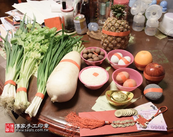剃胎毛、滿月剃頭、嬰兒剃頭、嬰兒理髮、嬰兒剃髮、嬰兒剃胎毛、嬰兒滿月剃頭、寶寶剃頭、剃胎毛儀式、剃胎毛吉祥話、滿月剃頭儀式、滿月剃頭吉祥話、寶寶剃胎毛、寶寶滿月剃頭理髮、 新北永和區剃胎毛、新北永和區滿月剃頭、 新北永和區嬰兒剃頭剃胎毛、新北永和區嬰兒理髮、新北永和區嬰兒剃髮、呂寶寶(新北永和區到府嬰兒寶寶滿月剃頭理髮、免費到府嬰兒剃胎毛儀式吉祥話)。到府剃頭剃胎毛主持、專業拍照、DVD光碟、證書。★購買「臍帶章、肚臍章、胎毛筆刷印章」贈送：剃頭、收涎、抓周，三選一。2016.01.05 照片1