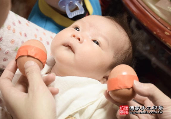 剃胎毛、滿月剃頭、嬰兒剃頭、嬰兒理髮、嬰兒剃髮、嬰兒剃胎毛、嬰兒滿月剃頭、寶寶剃頭、剃胎毛儀式、剃胎毛吉祥話、滿月剃頭儀式、滿月剃頭吉祥話、寶寶剃胎毛、寶寶滿月剃頭理髮、 新北永和區剃胎毛、新北永和區滿月剃頭、 新北永和區嬰兒剃頭剃胎毛、新北永和區嬰兒理髮、新北永和區嬰兒剃髮、呂寶寶(新北永和區到府嬰兒寶寶滿月剃頭理髮、免費到府嬰兒剃胎毛儀式吉祥話)。到府剃頭剃胎毛主持、專業拍照、DVD光碟、證書。★購買「臍帶章、肚臍章、胎毛筆刷印章」贈送：剃頭、收涎、抓周，三選一。2016.01.05 照片3