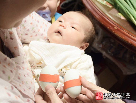 剃胎毛、滿月剃頭、嬰兒剃頭、嬰兒理髮、嬰兒剃髮、嬰兒剃胎毛、嬰兒滿月剃頭、寶寶剃頭、剃胎毛儀式、剃胎毛吉祥話、滿月剃頭儀式、滿月剃頭吉祥話、寶寶剃胎毛、寶寶滿月剃頭理髮、 新北永和區剃胎毛、新北永和區滿月剃頭、 新北永和區嬰兒剃頭剃胎毛、新北永和區嬰兒理髮、新北永和區嬰兒剃髮、呂寶寶(新北永和區到府嬰兒寶寶滿月剃頭理髮、免費到府嬰兒剃胎毛儀式吉祥話)。到府剃頭剃胎毛主持、專業拍照、DVD光碟、證書。★購買「臍帶章、肚臍章、胎毛筆刷印章」贈送：剃頭、收涎、抓周，三選一。2016.01.05 照片4