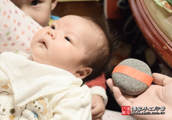 剃胎毛、滿月剃頭、嬰兒剃頭、嬰兒理髮、嬰兒剃髮、嬰兒剃胎毛、嬰兒滿月剃頭、寶寶剃頭、剃胎毛儀式、剃胎毛吉祥話、滿月剃頭儀式、滿月剃頭吉祥話、寶寶剃胎毛、寶寶滿月剃頭理髮、 新北永和區剃胎毛、新北永和區滿月剃頭、 新北永和區嬰兒剃頭剃胎毛、新北永和區嬰兒理髮、新北永和區嬰兒剃髮、呂寶寶(新北永和區到府嬰兒寶寶滿月剃頭理髮、免費到府嬰兒剃胎毛儀式吉祥話)。到府剃頭剃胎毛主持、專業拍照、DVD光碟、證書。★購買「臍帶章、肚臍章、胎毛筆刷印章」贈送：剃頭、收涎、抓周，三選一。2016.01.05 照片5