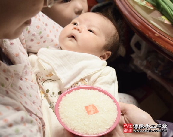 剃胎毛、滿月剃頭、嬰兒剃頭、嬰兒理髮、嬰兒剃髮、嬰兒剃胎毛、嬰兒滿月剃頭、寶寶剃頭、剃胎毛儀式、剃胎毛吉祥話、滿月剃頭儀式、滿月剃頭吉祥話、寶寶剃胎毛、寶寶滿月剃頭理髮、 新北永和區剃胎毛、新北永和區滿月剃頭、 新北永和區嬰兒剃頭剃胎毛、新北永和區嬰兒理髮、新北永和區嬰兒剃髮、呂寶寶(新北永和區到府嬰兒寶寶滿月剃頭理髮、免費到府嬰兒剃胎毛儀式吉祥話)。到府剃頭剃胎毛主持、專業拍照、DVD光碟、證書。★購買「臍帶章、肚臍章、胎毛筆刷印章」贈送：剃頭、收涎、抓周，三選一。2016.01.05 照片6