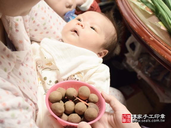 剃胎毛、滿月剃頭、嬰兒剃頭、嬰兒理髮、嬰兒剃髮、嬰兒剃胎毛、嬰兒滿月剃頭、寶寶剃頭、剃胎毛儀式、剃胎毛吉祥話、滿月剃頭儀式、滿月剃頭吉祥話、寶寶剃胎毛、寶寶滿月剃頭理髮、 新北永和區剃胎毛、新北永和區滿月剃頭、 新北永和區嬰兒剃頭剃胎毛、新北永和區嬰兒理髮、新北永和區嬰兒剃髮、呂寶寶(新北永和區到府嬰兒寶寶滿月剃頭理髮、免費到府嬰兒剃胎毛儀式吉祥話)。到府剃頭剃胎毛主持、專業拍照、DVD光碟、證書。★購買「臍帶章、肚臍章、胎毛筆刷印章」贈送：剃頭、收涎、抓周，三選一。2016.01.05 照片7